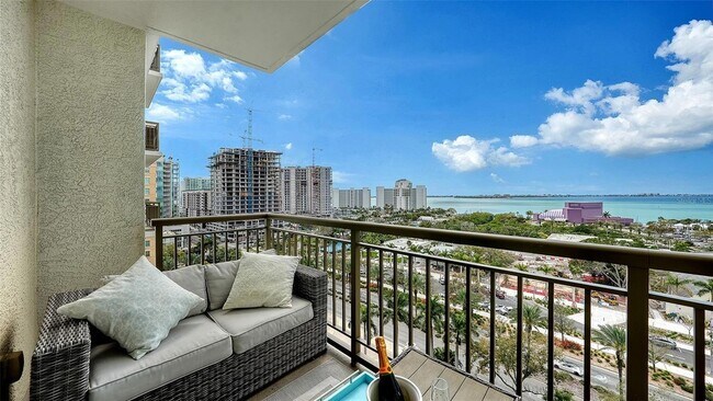 Building Photo - 800 N Tamiami Trl