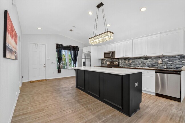 Building Photo - 8403 Siciliano St
