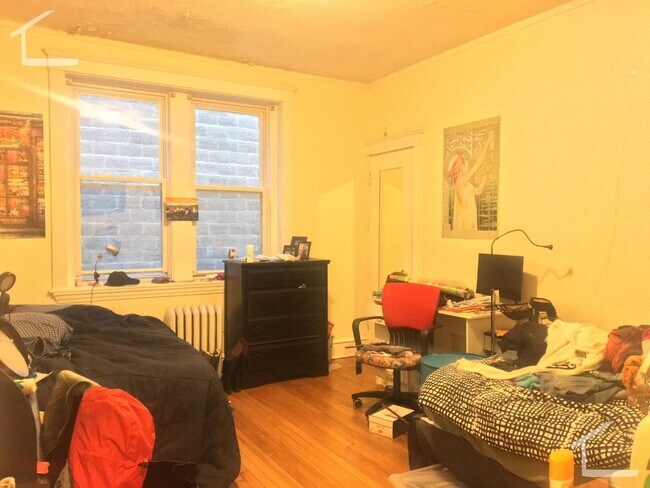 Building Photo - Great location in Brookline for BU... 2 bed 1 bath!!
