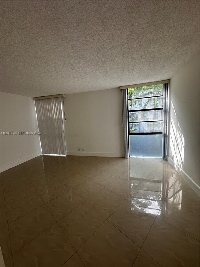 Building Photo - 3475 N Country Club Dr