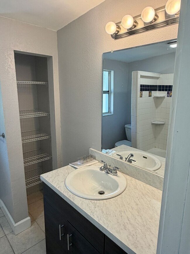 Building Photo - Fully Renovated and STUNNING 3 bedroom/1 b...