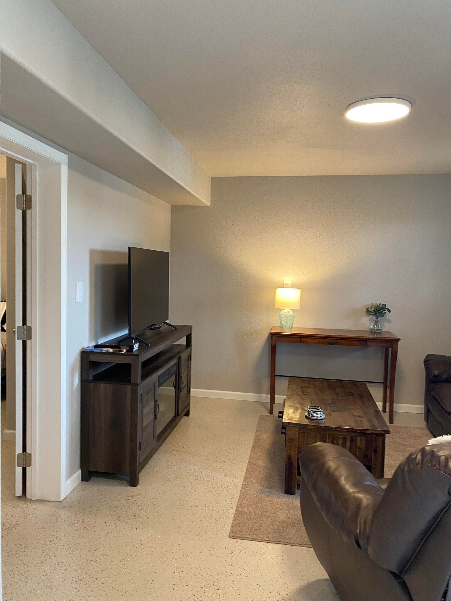 Building Photo - 6140 W Robin Hood Ln