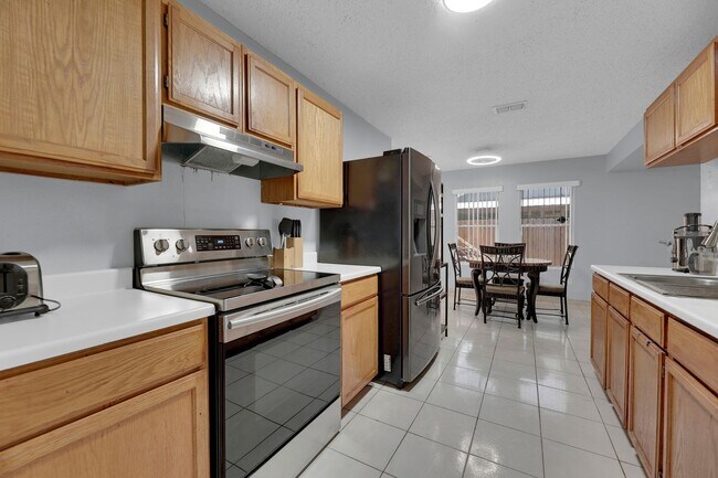 Building Photo - FULLY FURNISHED! ALL APPLIANCES INCLUDED!