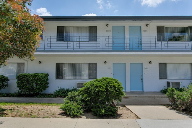 Primary Photo - 370 E Badillo St