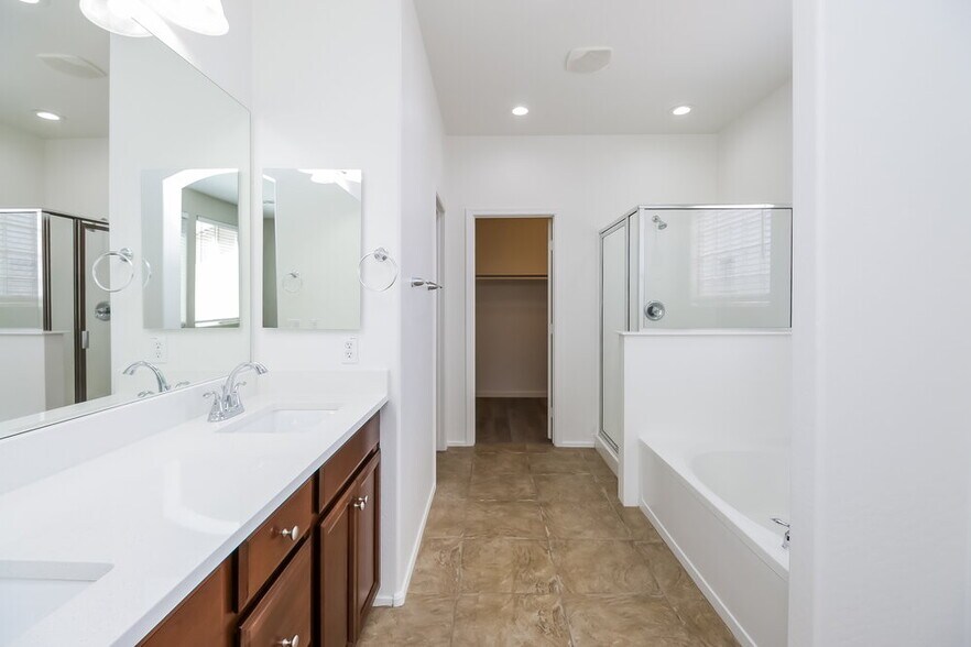 Building Photo - 545 E Navajo Trail