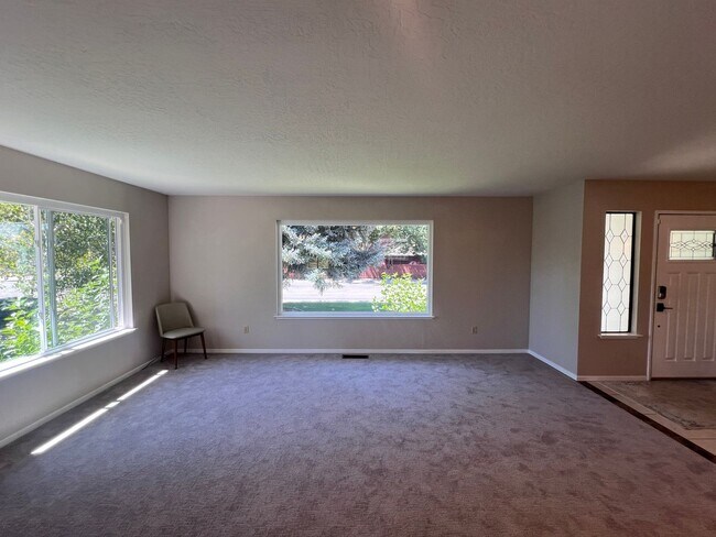 Building Photo - Spacious Split-Level! 4-Bedroom, 3.5-Bath ...