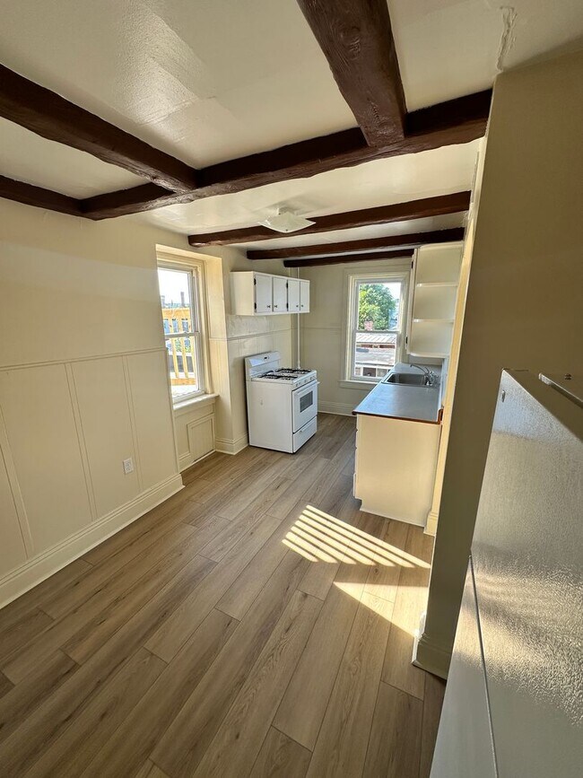 Building Photo - Top Floor, Renovated 1 Bedroom Apartment-York City SD