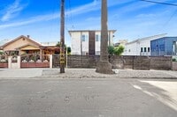 Building Photo - 2 bed / 1 bath Apartment in Echo Park is now available - Parking and in-unit laundry!