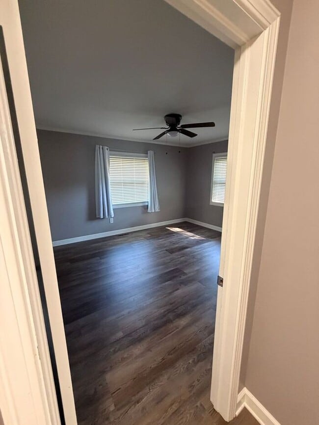 Building Photo - Home on 2.5 Acres in laurens!!