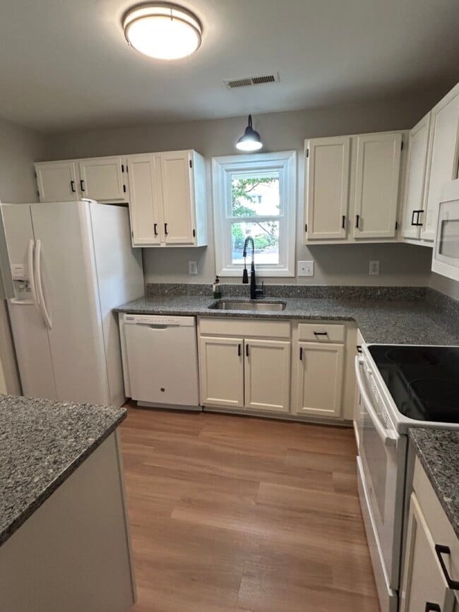 Building Photo - 1712 Early Settlers Rd