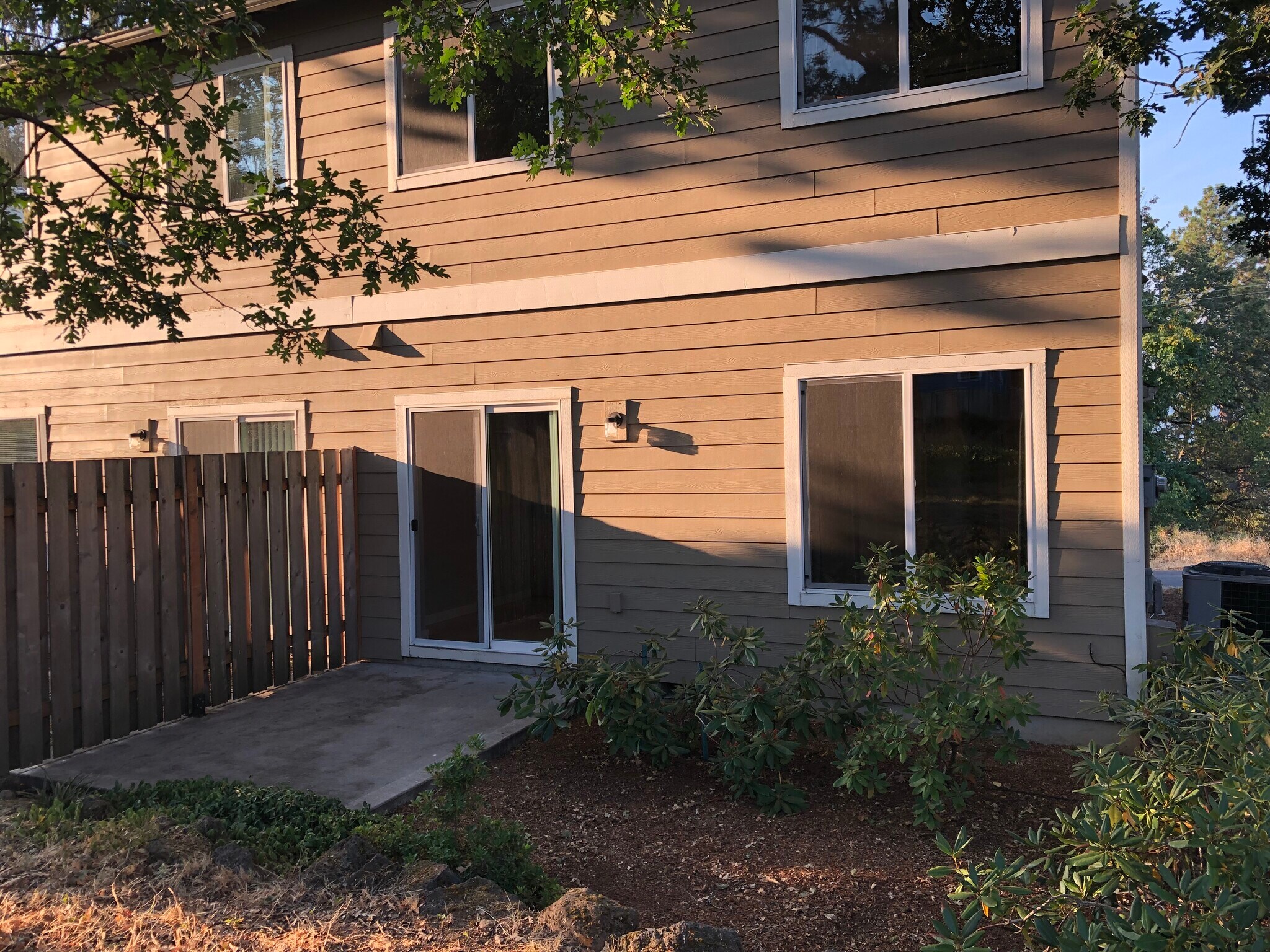 Building Photo - 472 SE Oak St