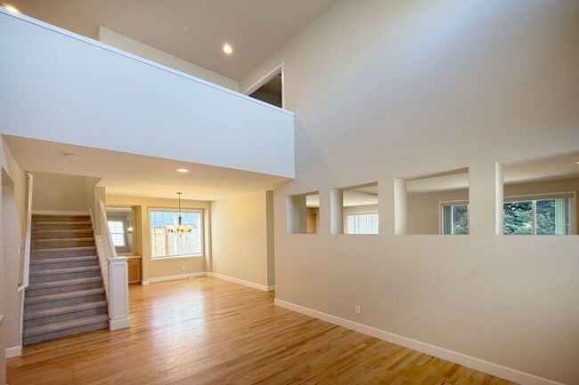 Building Photo - 5Bd/2.75Ba Sammamish Home
