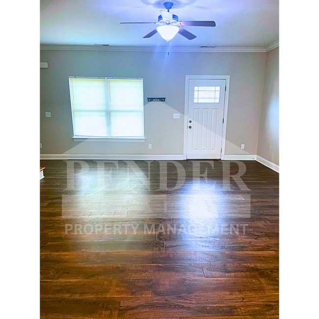 Building Photo - BEAUTIFUL TOWNHOME