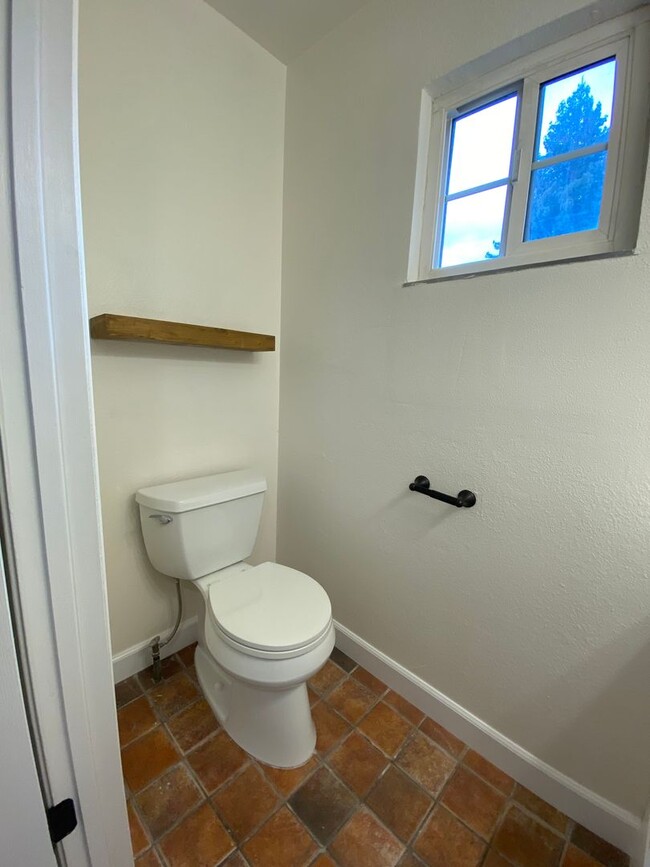 Building Photo - Tastefully Renovated Townhouse Available t...
