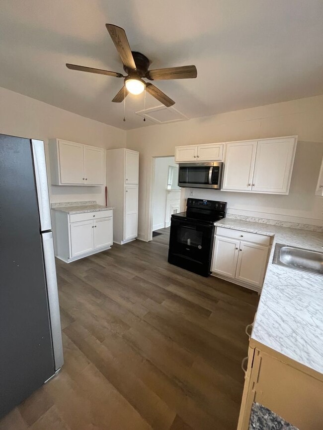 Building Photo - Charming, Two bedroom, One bathroom house in Columbia!