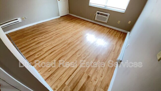 Building Photo - 1708 W Riverview Ave