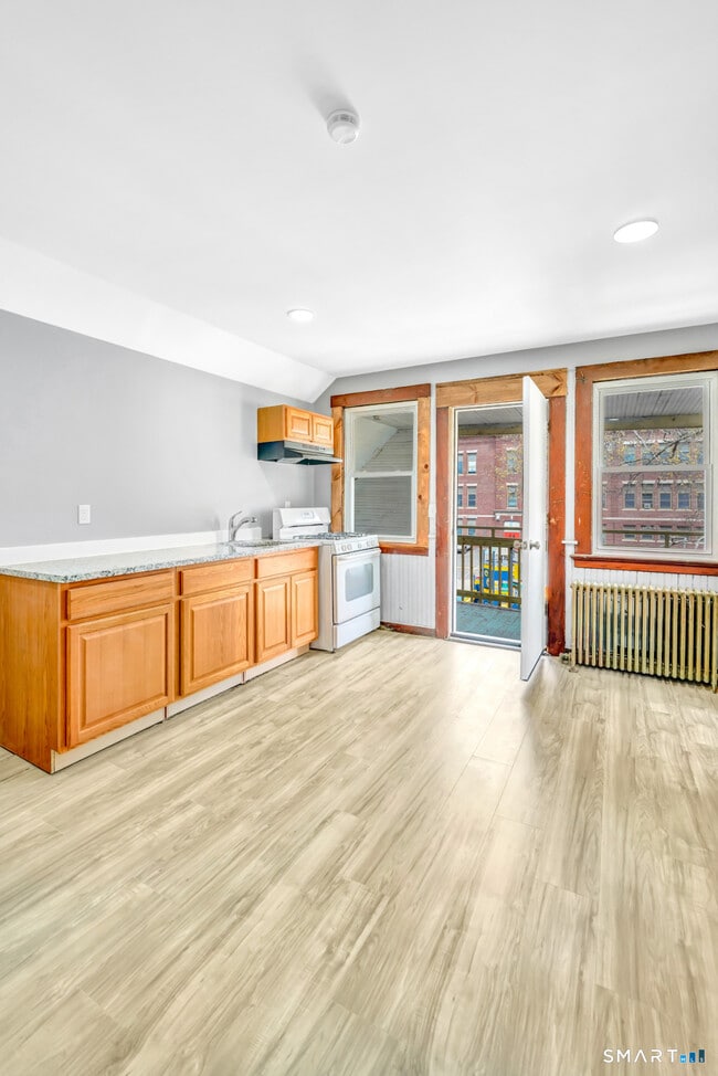 Building Photo - 114 Buckingham St