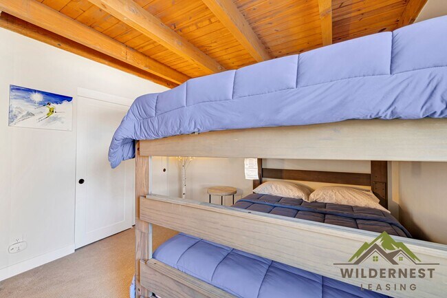 Building Photo - Gorgeous Remodeled Treehouse 2 Bed with Mo...