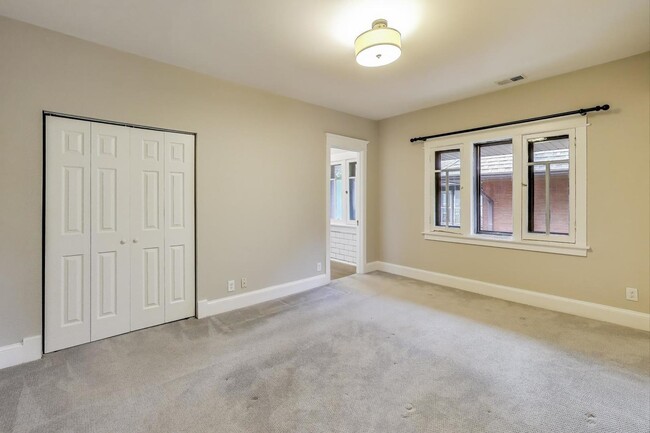 Building Photo - 1601 W Touhy Ave