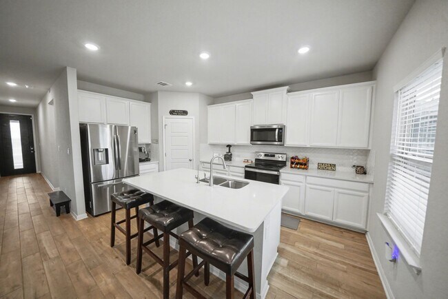 Building Photo - Stylish & Spacious 5-Bed in Prime Schertz Location! - Realtor Commission: $500