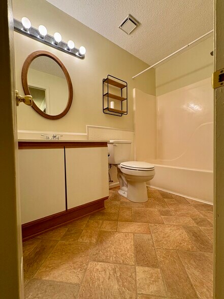 Hall bathroom - 208 Quarter Trl