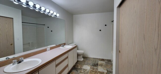 Building Photo - 3 bedroom 2 bath First Floor Condo in Lake Stevens $2395.00