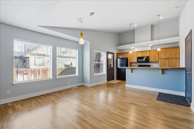 Building Photo - 3 Bedroom, 2 Bath, with 2 Car Garage Located on the Central Bench Rim