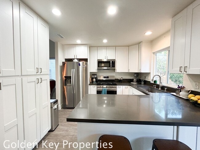 Building Photo - Beautiful move-in ready home in Guajome Park Estates!