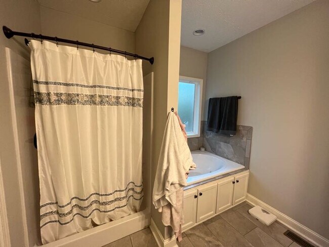 Building Photo - Updated Duplex in Auburn!