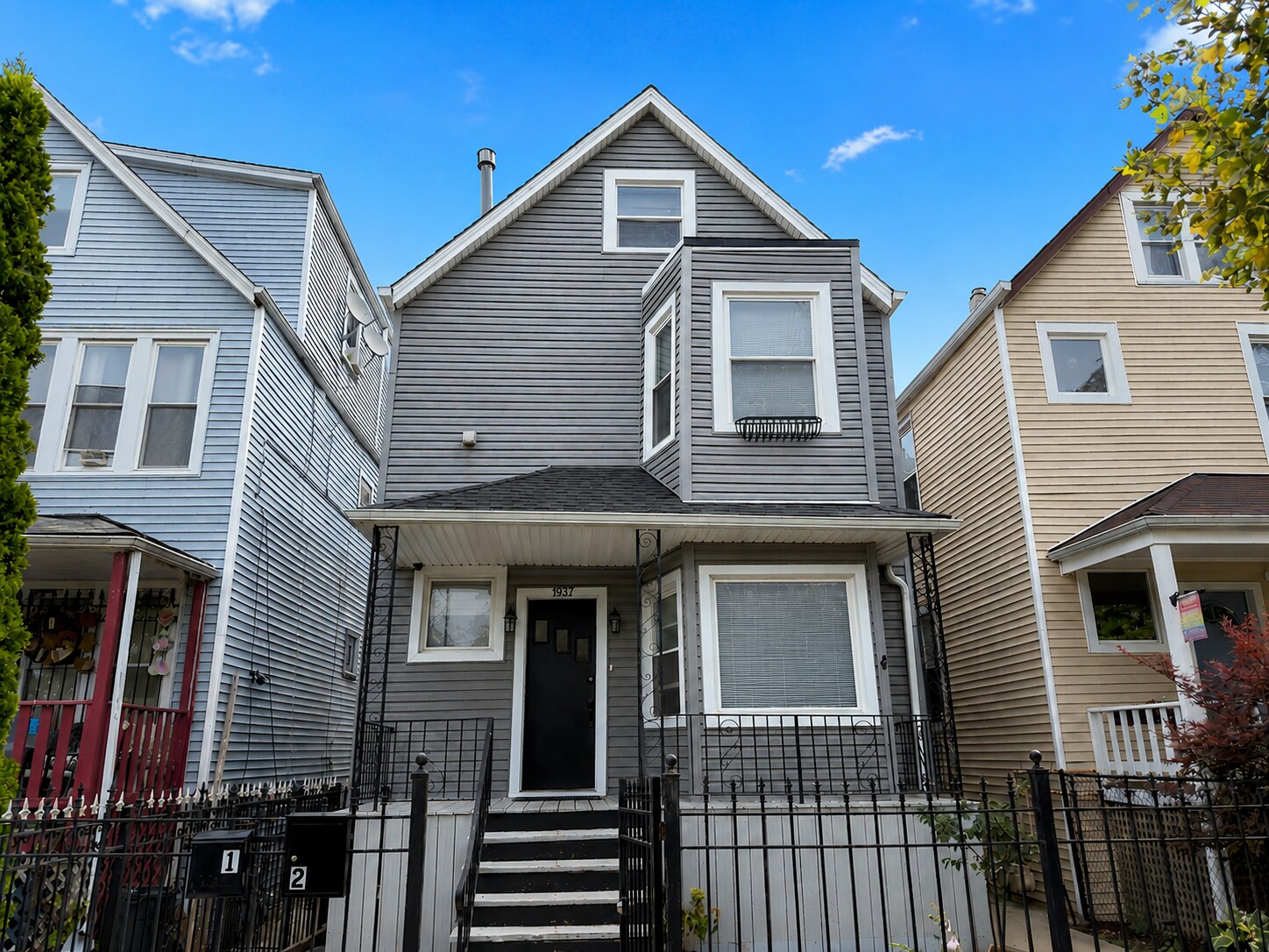 Building Photo - 1937 N Hamlin Ave