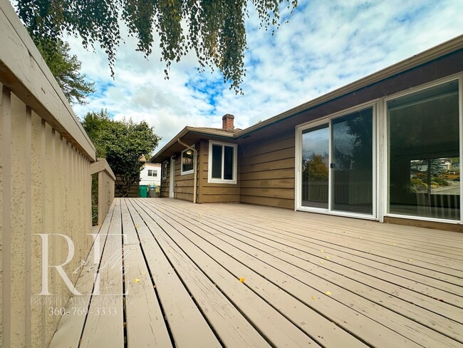 Building Photo - Enjoy Breathtaking Sunsets in the Heart of Manette