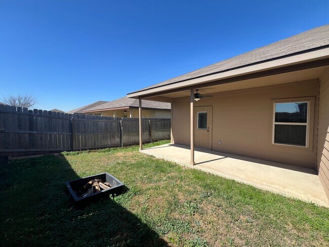 Building Photo - Luxury 3/2 duplex in NBTX