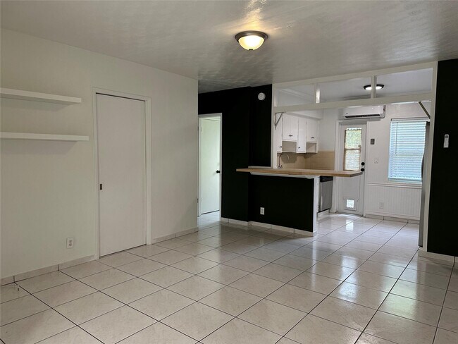 Building Photo - 1101 NE 17th Way