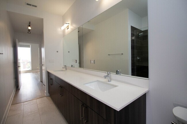 Building Photo - 1554 N Talman Ave