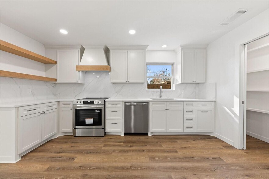 Building Photo - 3616 Woodleigh Dr