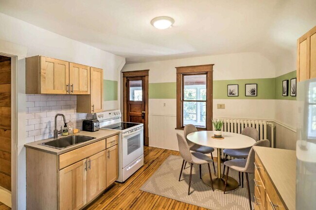 Building Photo - 1 Bedroom + Den (Lower) & 2 Bedroom (Upper)  - St. Paul Duplex - Both Units Avaialble