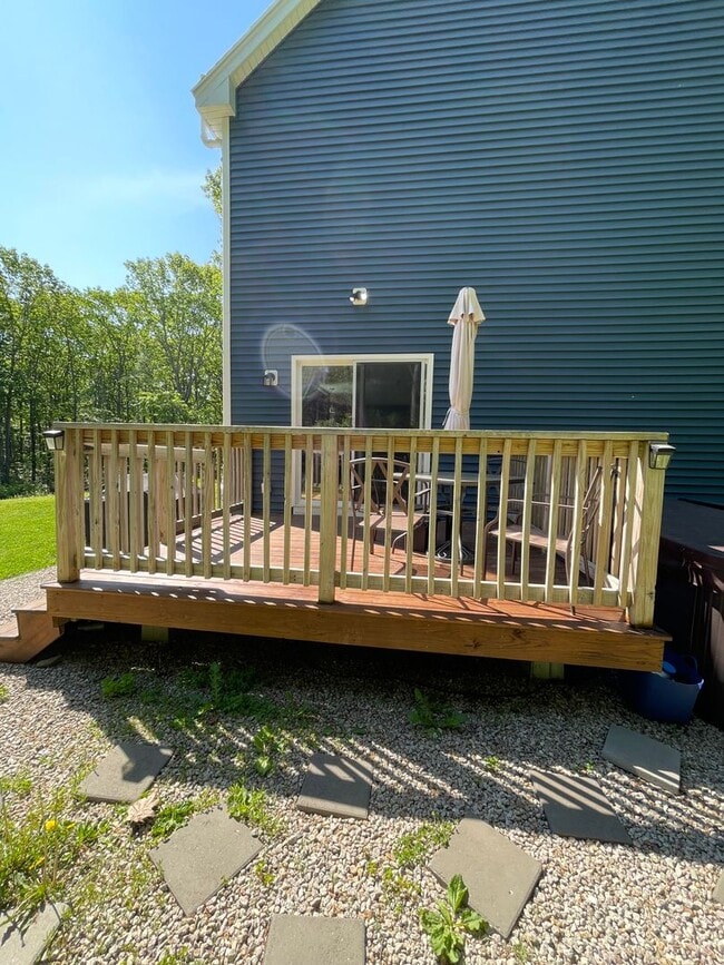 Building Photo - Huge House tucked in a great part of the York, Maine, close to the tolls for easy access!