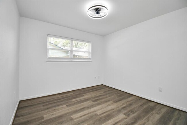 Building Photo - 136 Cherry Tree Ln