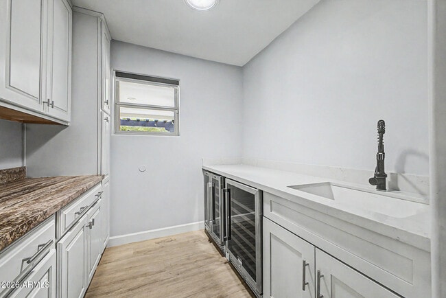 Building Photo - 2311 E Colter St