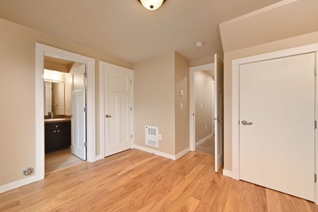 Building Photo - Modern & Spacious 2+ Bedroom/3.25 Bath Vie...