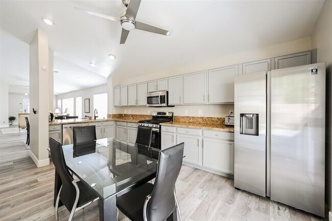 Building Photo - Fully Furnished - Turn Key - Short Term 31days+ - Sleeps up to 7