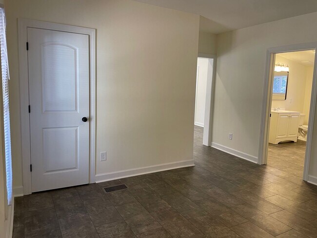 Building Photo - Newly Renovated 2-3 Bed, 1 bath home located in Randleman!!