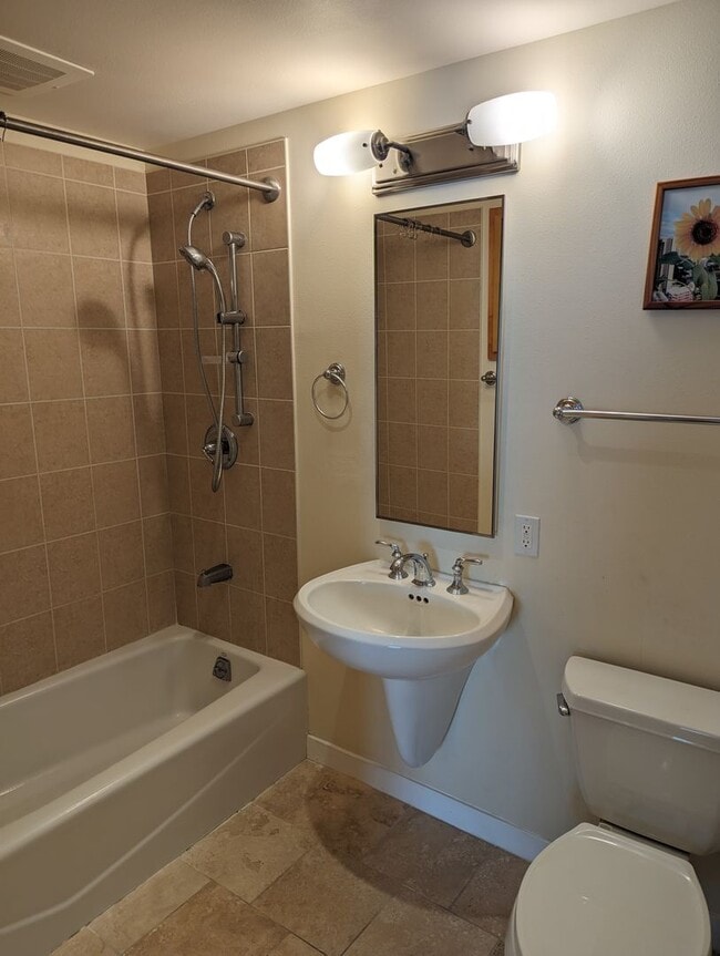 Building Photo - 1557