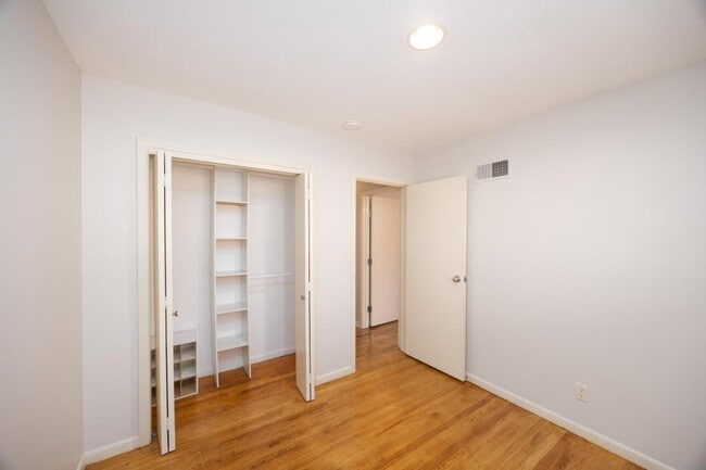 Building Photo - 9619 Outlook Dr