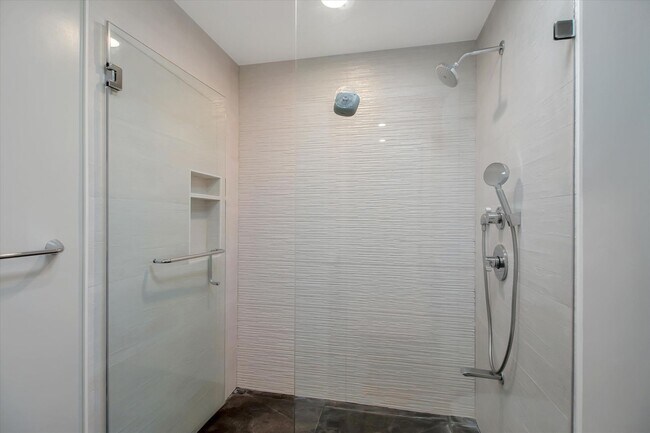 Building Photo - 7150 Bollinger Rd