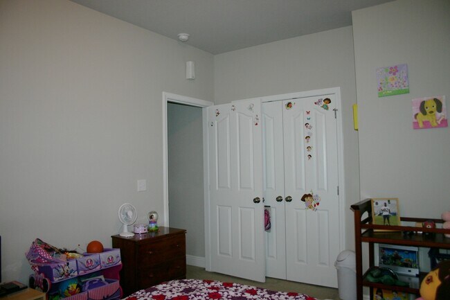 Building Photo - Great South Crestview Location!