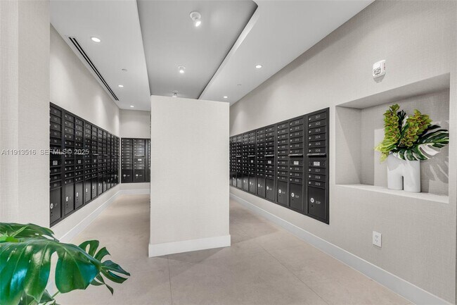 Building Photo - 700 NE 24th St