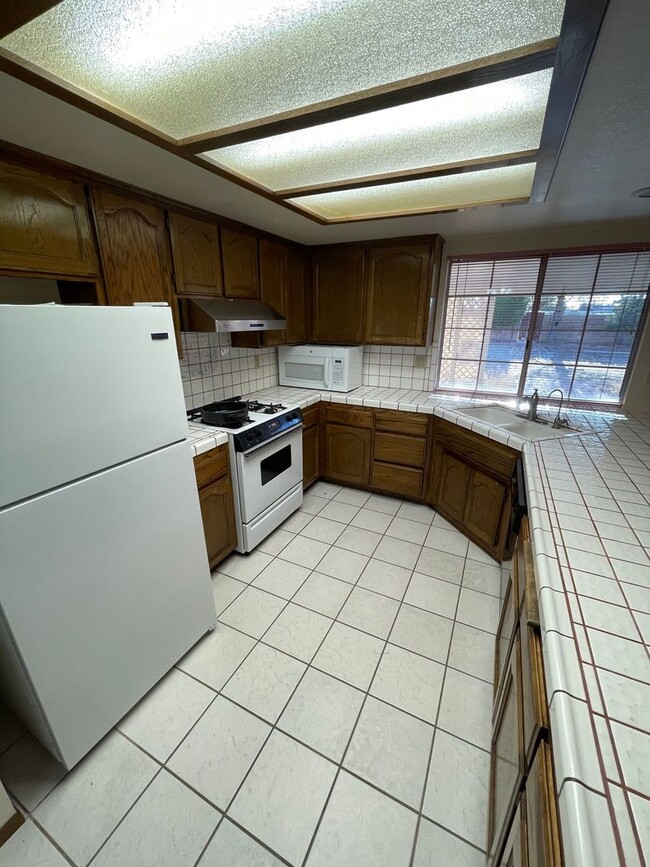 Building Photo - 4 BEDROOM APPLE VALLEY HOME