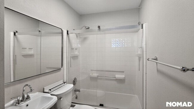 Building Photo - Charming 2BR House in Engelwood