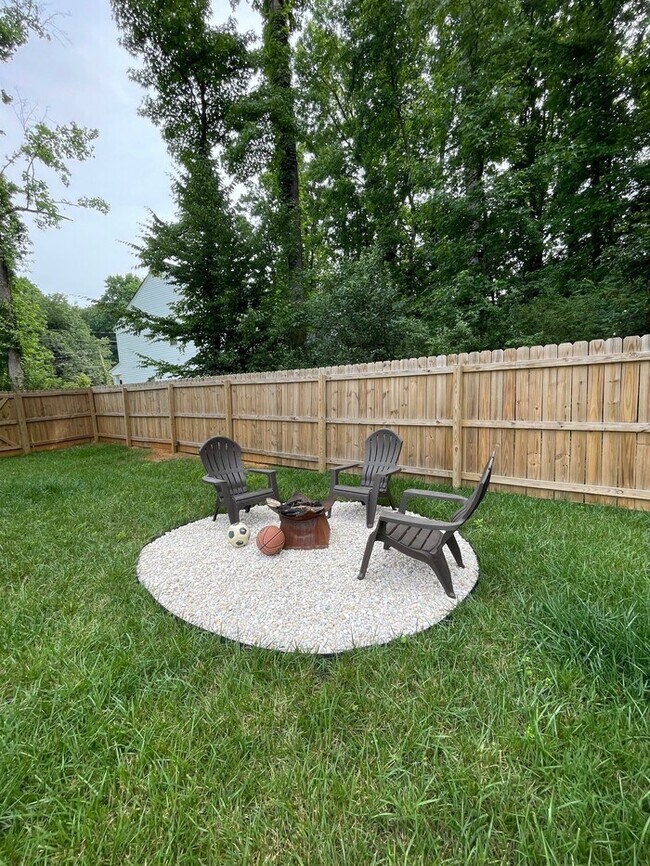 Building Photo - Beautifully Furnished 4-Bedroom Home with ...